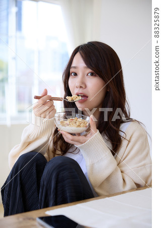 一個女人要吃早餐 88325879