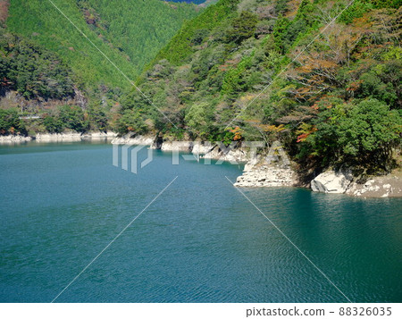 廣闊的人工長安壩湖 88326035