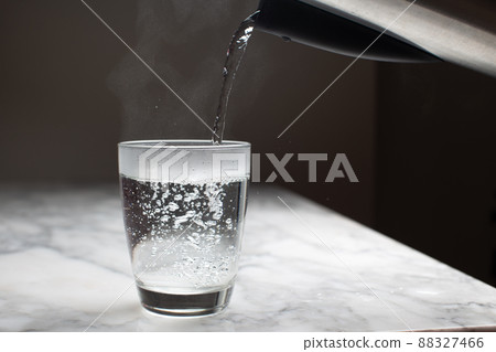 Pour hot water at night 88327466