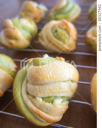 Home bakery marble bread 88327942