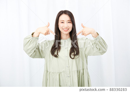 時尚年輕美麗的女人 88330283