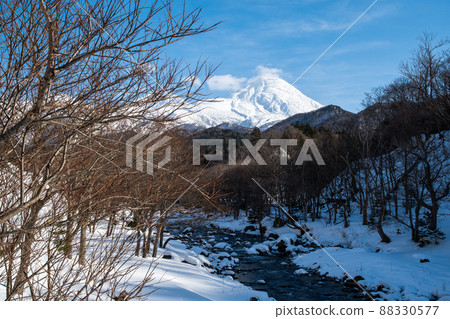 Shiretoko in winter Iwaobetsu River and Shiretoko Mountain Range (Hokkaido, Shari Town, Iwaobetsu) 88330577