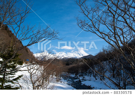 Shiretoko in winter Iwaobetsu River and Shiretoko Mountain Range (Hokkaido, Shari Town, Iwaobetsu) 88330578