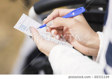 填寫記分卡的高爾夫女孩 填寫記分卡的高爾夫女孩 88331194