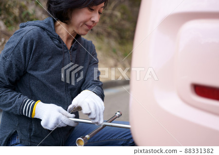 換輪胎的中年婦女 88331382