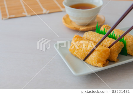 稻荷壽司白色背景特寫素材 88331481