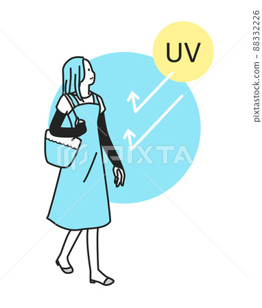 A woman who takes measures against UV rays with an arm cover 88332226