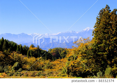 蘋果田和北阿爾卑斯山 秋天的蘋果田 美麗的北阿爾卑斯山 蘋果田和北阿爾卑斯山 秋天的蘋果田 美麗的北阿爾卑斯山 88332374