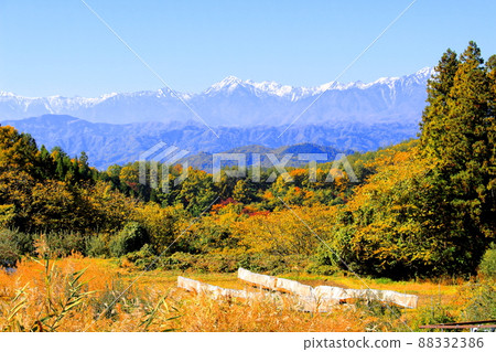 蘋果田和北阿爾卑斯山 秋天的蘋果田 美麗的北阿爾卑斯山 蘋果田和北阿爾卑斯山 秋天的蘋果田 美麗的北阿爾卑斯山 88332386