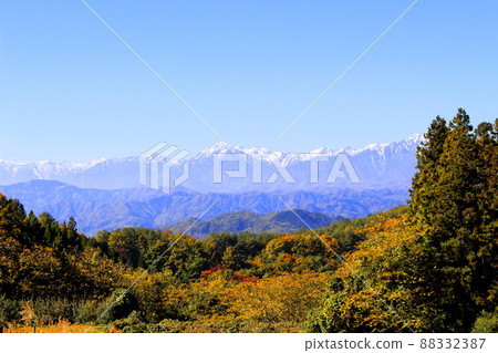 蘋果田和北阿爾卑斯山 秋天的蘋果田 美麗的北阿爾卑斯山 蘋果田和北阿爾卑斯山 秋天的蘋果田 美麗的北阿爾卑斯山 88332387
