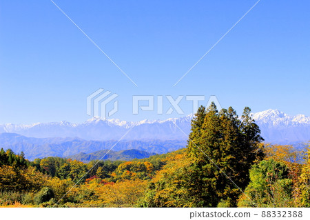蘋果田和北阿爾卑斯山 秋天的蘋果田 美麗的北阿爾卑斯山 蘋果田和北阿爾卑斯山 秋天的蘋果田 美麗的北阿爾卑斯山 88332388