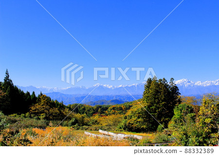 蘋果田和北阿爾卑斯山 秋天的蘋果田 美麗的北阿爾卑斯山 蘋果田和北阿爾卑斯山 秋天的蘋果田 美麗的北阿爾卑斯山 88332389