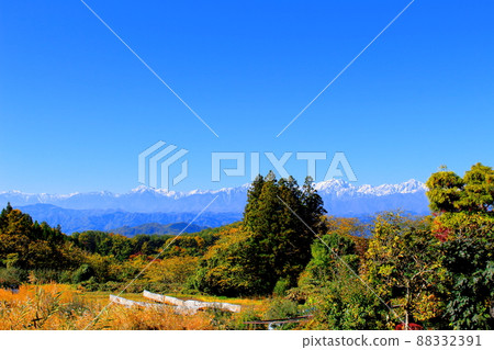 蘋果田和北阿爾卑斯山 秋天的蘋果田 美麗的北阿爾卑斯山 蘋果田和北阿爾卑斯山 秋天的蘋果田 美麗的北阿爾卑斯山 88332391