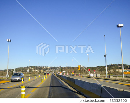 阿維尼翁，法國南部普羅旺斯市，羅納河上的Pont de Roulope（歐洲橋）（法國） 88332500