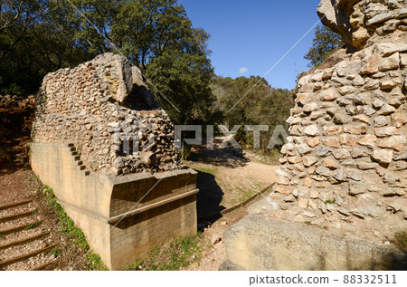 南岸水管（法國）通往 Pont du Gard（古羅馬渡槽） 88332511