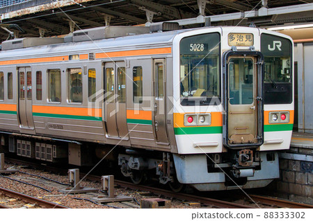 中央線211系列通勤列車停在名古屋站月台 中央線211系列通勤列車停在名古屋站月台 88333302