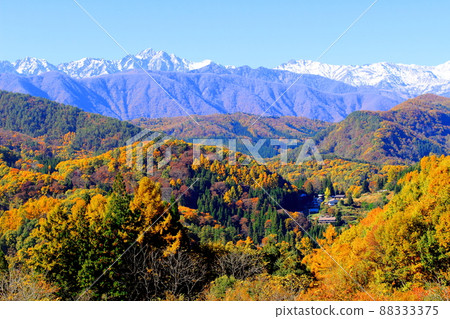 Beautiful Northern Alps: Autumn leaves in Shinshu: Mountain village of autumn leaves 88333375