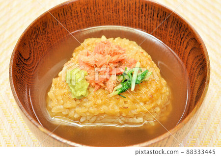 烤三文魚飯糰茶泡飯 88333445