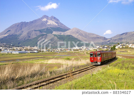 Red train running in Yufuin basin 88334027