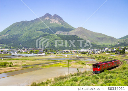 Red train running in Yufuin basin 88334031