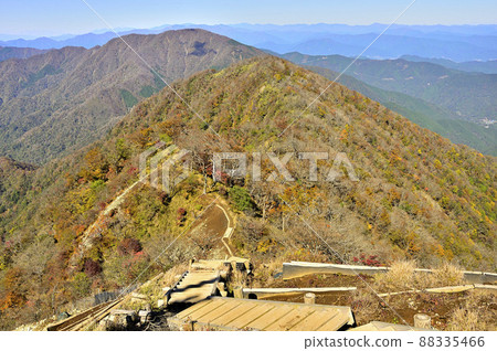 從秋色丹澤山檜木寶丸看丹澤主山脊上的熊佐之峰和大室山 88335466