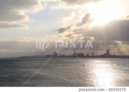 從能古島看天使階梯下降的福岡市 0 88336270