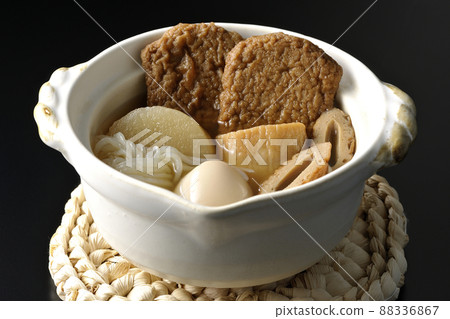 黑色背景中帶煮雞蛋、蘿蔔、chikuwa、Jakoten、Shirataki 和 kamaboko 的奧登 黑色背景中帶煮雞蛋、蘿蔔、chikuwa、Jakoten、Shirataki 和 kamaboko 的奧登 88336867