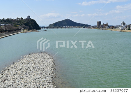 Kiso River and castle seen from Twin Bridgessi (Inuyama Bridge) 88337077