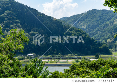 View the limited express Kinosaki running on the San-in Line from Genbudo Park 88337317