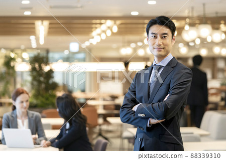 A portrait of a businessman in his thirties looking at the camera 88339310