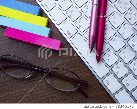 Business image of glasses and keyboard (female) 88340176