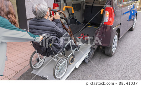 坐在輪椅上的老人乘坐福利車前往護理機構 坐在輪椅上的老人乘坐福利車前往護理機構 88341037