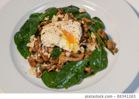 Recipe for poached egg with black tea cut with a knife, warm salad of chanterelles Recipe for poached egg with black tea cut with a knife, warm salad of chanterelles 88341263