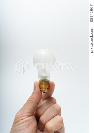 拿著燈泡的手 88341967