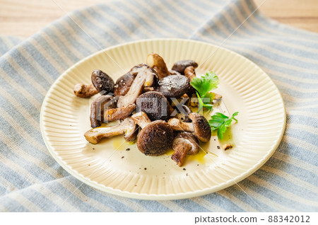Shiitake saute 88342012