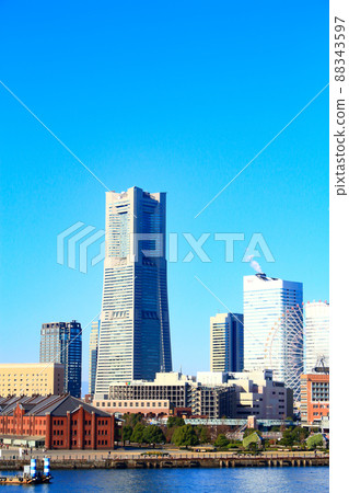 橫濱市，地標塔和紅磚倉庫的風景 88343597