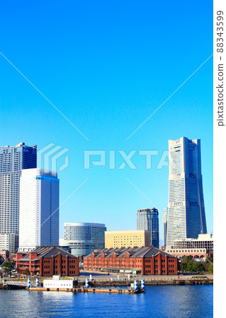橫濱市，地標塔和紅磚倉庫的風景 88343599