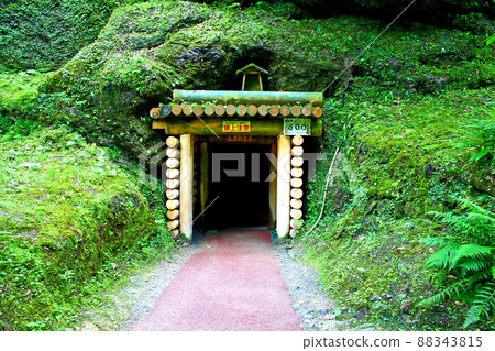 [Shimane] Iwami Ginzan in early summer, the entrance to Ryugenji Mabu (front) 88343815