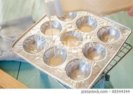 Put the dough in the aluminum plate Put the dough in the aluminum plate 88344344