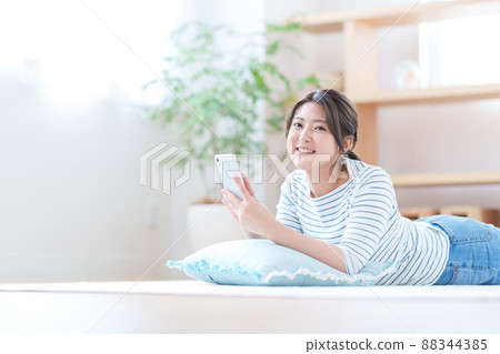 做智能手機的少婦在客廳 做智能手機的少婦在客廳 88344385