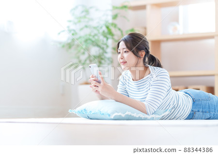 做智能手機的少婦在客廳 做智能手機的少婦在客廳 88344386
