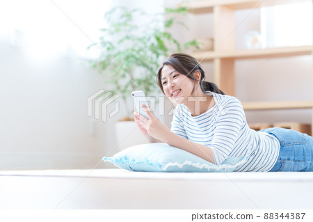 做智能手機的少婦在客廳 做智能手機的少婦在客廳 88344387