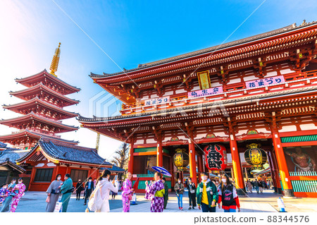 日本東京市容4月1日,春天,櫻花季,遊客可以看到淺草寺(五層寶塔,寶藏門)=1天 日本東京市容4月1日,春天,櫻花季,遊客可以看到淺草寺(五層寶塔,寶藏門)=1天 88344576