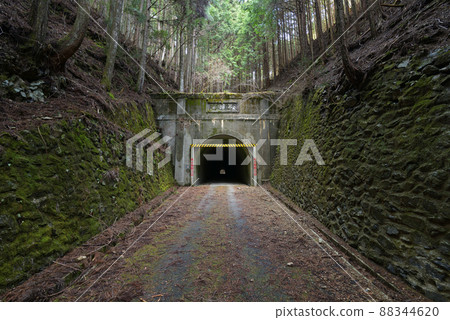 Tentsuji Tunnel (Gojo City, Nara Prefecture) Tentsuji Tunnel (Gojo City, Nara Prefecture) 88344620