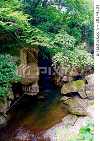 [Miyagi] Summer Rairaikyo Gorge Waterfall and Iwao Hachima (high contrast) 88344803