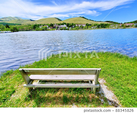 Lakeside bench (Shirakaba Lake and Kirigamine) 88345826