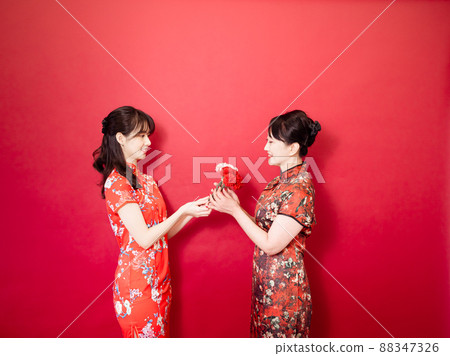 母親節母親節肖像,母親節康乃馨,母親節康乃馨,深紅色背景,應用母親節和同情的主題。 母親節母親節肖像,母親節康乃馨,母親節康乃馨,深紅色背景,應用母親節和同情的主題。 88347326