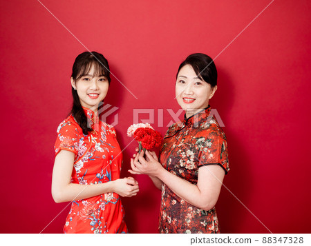 A portrait of a mother's day mother's day, a carnation of a mother's day, a carnation of a mother's day, a crimson background, and an applied mother's day and sympathetic subject. 88347328