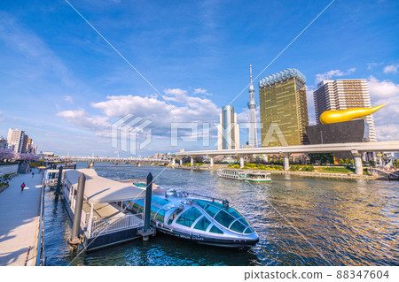 日本東京城市景觀俯瞰水上巴士“Emeraldas”、Dokan（後）、隅田川等 = 4 月 1 日 88347604