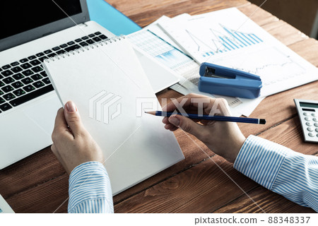 woman with notepad in the office 88348337